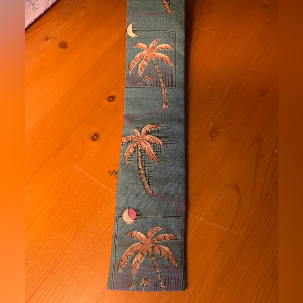 PIPS by Roostere men’s tie. Palm tree motif casual tie. All cotton.